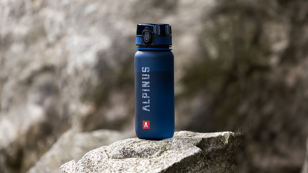 Bidon Alpinus Trysil 650 ml niebieski ALPINUS_Trysil_650_ml_-_butelka_na_wode_z_tritanu